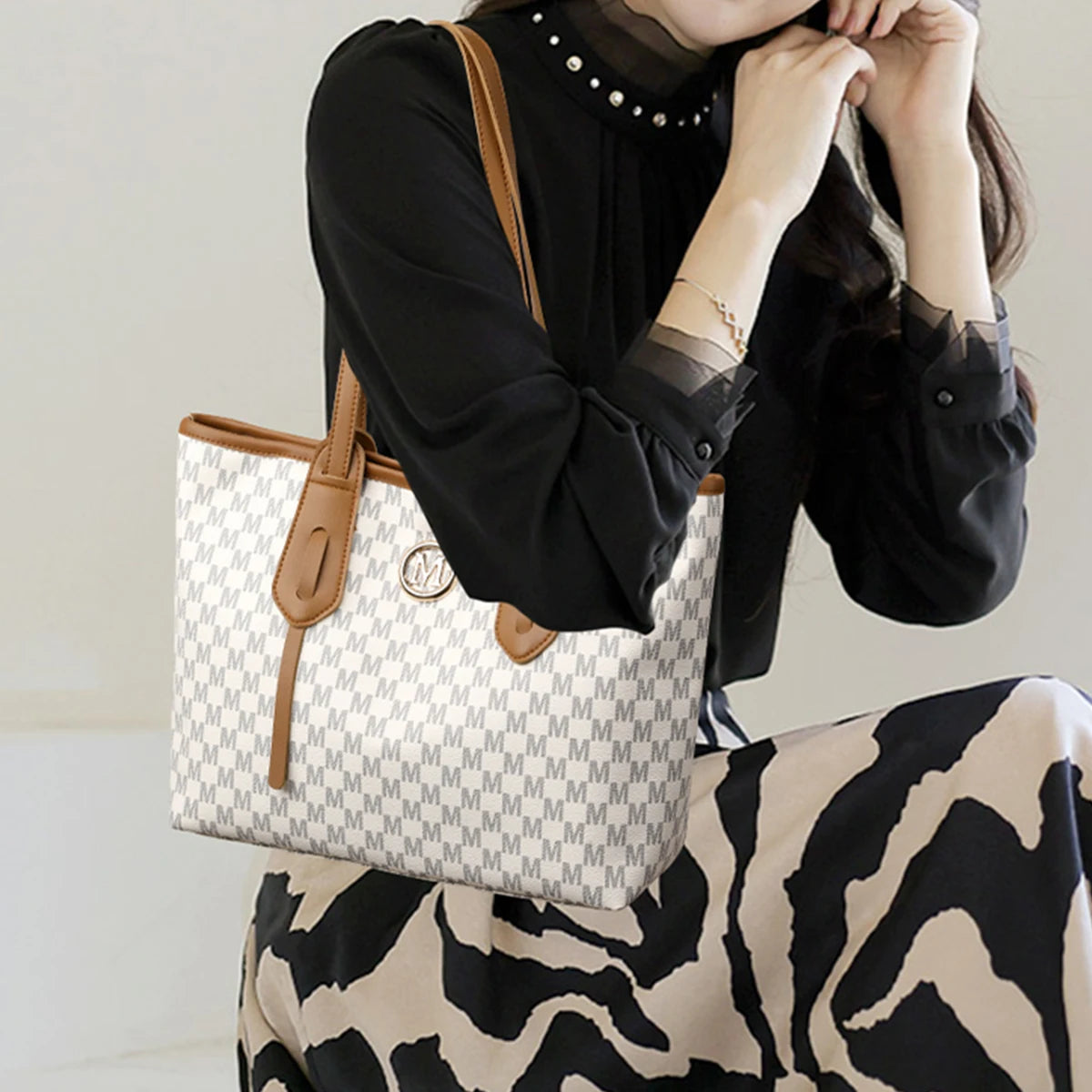 👜✨ Vintage Monogram Tote Bag | PU Leather Shoulder Bag with M-Ring Accent, Zipper Closure & Large Capacity – Perfect for Daily Commute
