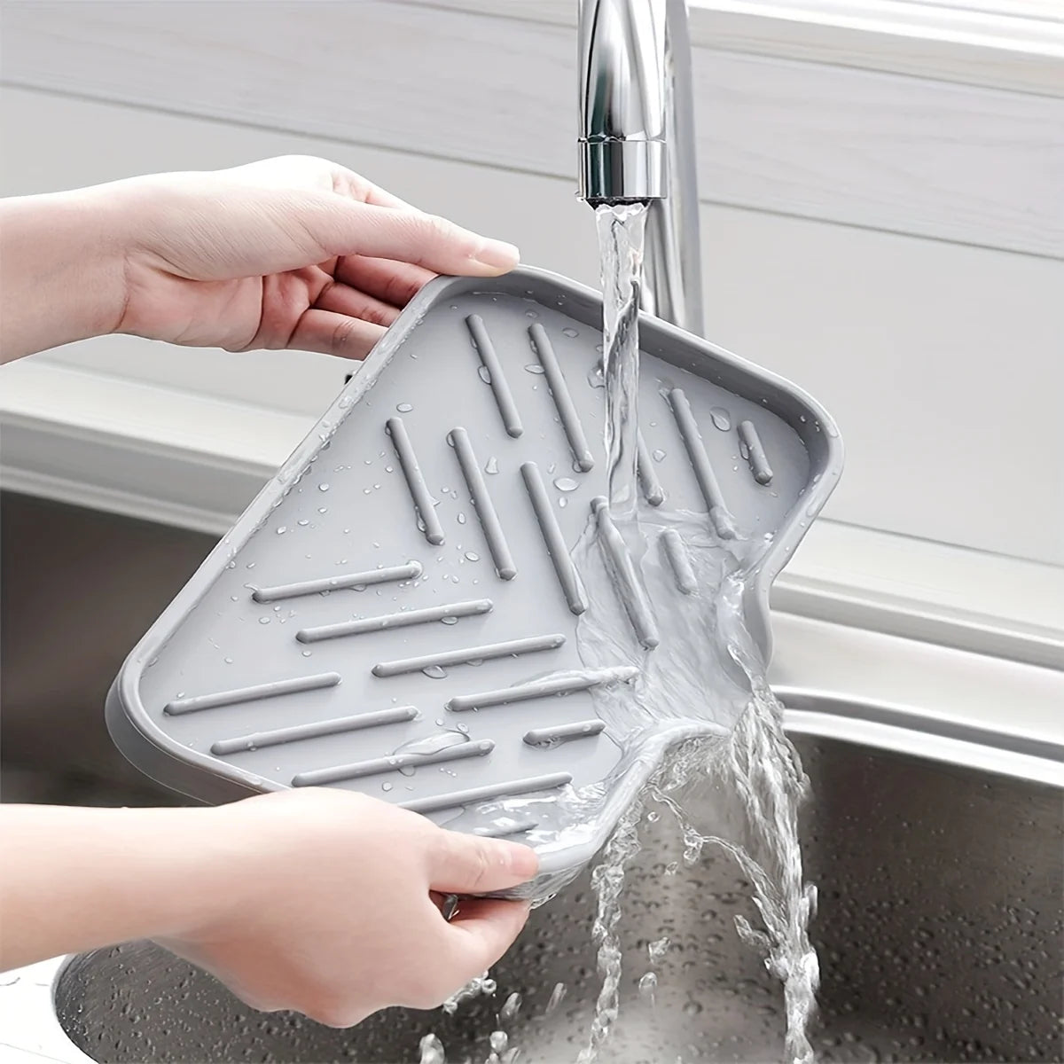 🧼✨ صينية سيليكون للمطبخ مع مصفاة لتخزين الصابون والإسفنجة – تنظيم مثالي لحوضك وأسطح العمل! 🧽🍽️